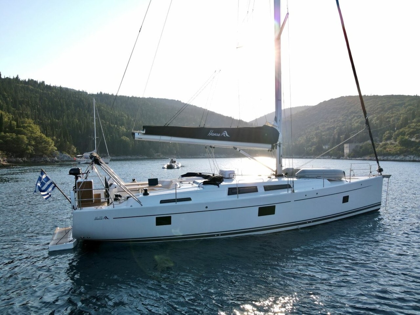 Barco de vela EN CHARTER, de la marca Hanse modelo 508 y del año 2023, disponible en Marina Lavrion  Attiki Grecia